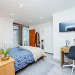 3 Bed 3 Bathroom Flat In Kensington A