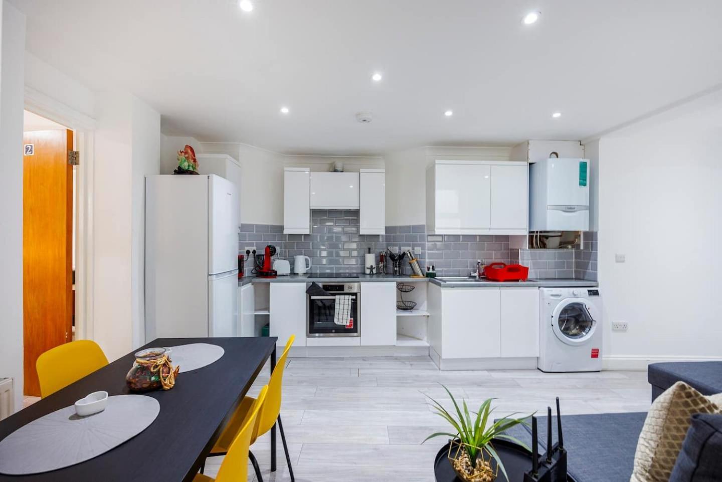 Apartment 3 Bed 3 Bathroom Flat In Kensington A London